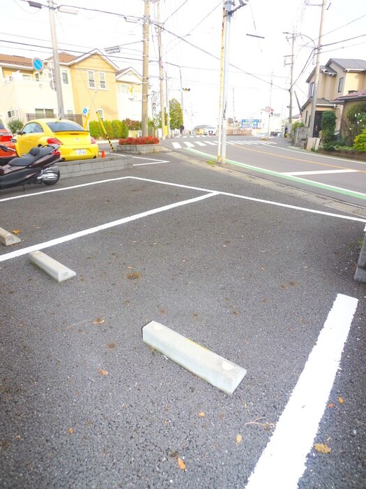 物件外観写真3　(駐車場)