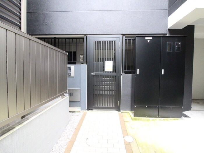 物件外観写真3　(エントランス部分)
