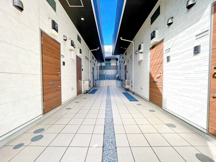 物件外観写真3　(エントランス部分)