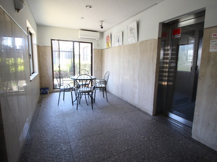 物件外観写真3　(エントランス部分)