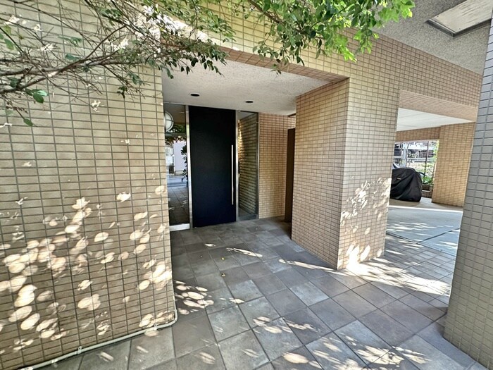 物件外観写真2　(エントランス部分)