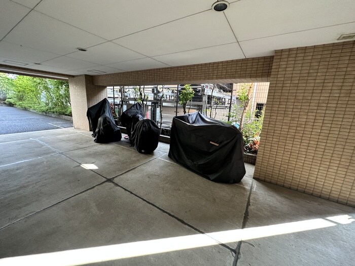 物件外観写真4　(バイク置き場)