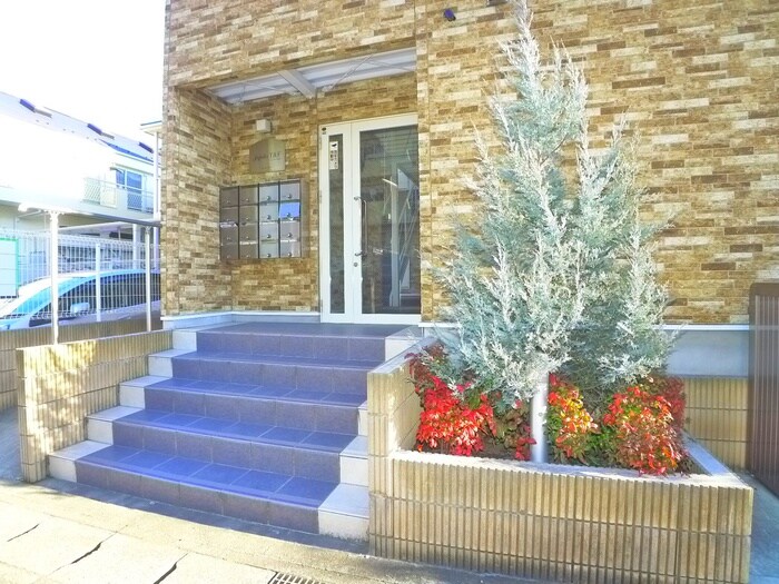 物件外観写真2　(エントランス部分)