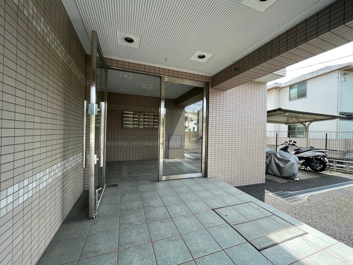 物件外観写真3　(エントランス部分)