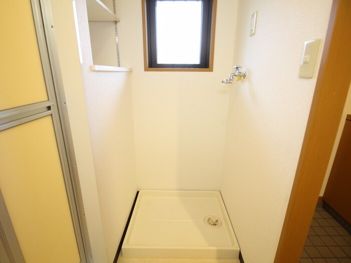 物件内観写真12　(洗濯機置場)