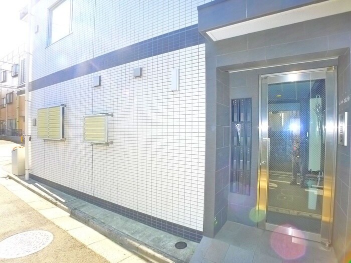 物件外観写真3　(エントランス部分)