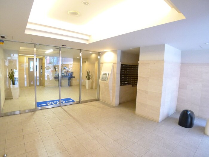 物件外観写真3　(エントランス部分)