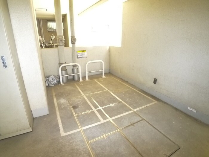 物件外観写真6　(バイク置き場)