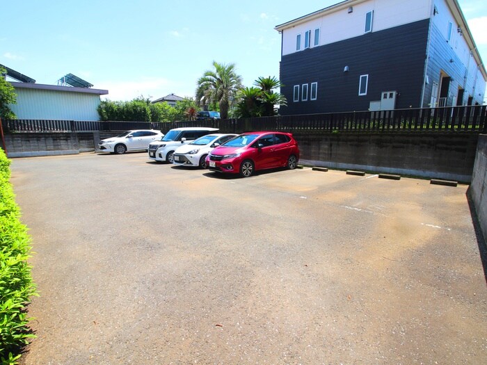物件外観写真3　(駐車場)