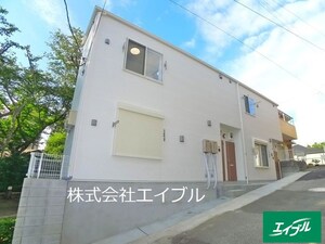新緑と桜のシャルール外観写真