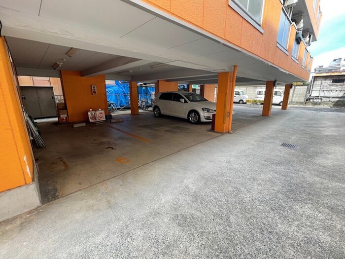 物件外観写真5　(駐車場)