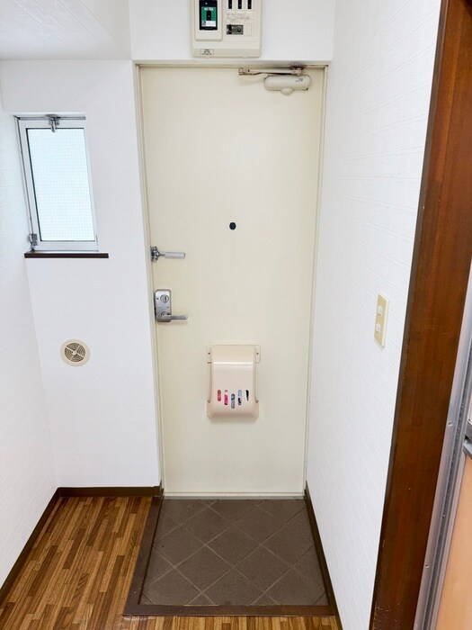 物件内観写真16　(玄関)