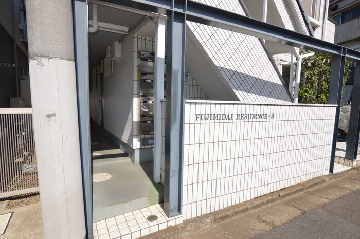 物件外観写真4　(エントランス部分)