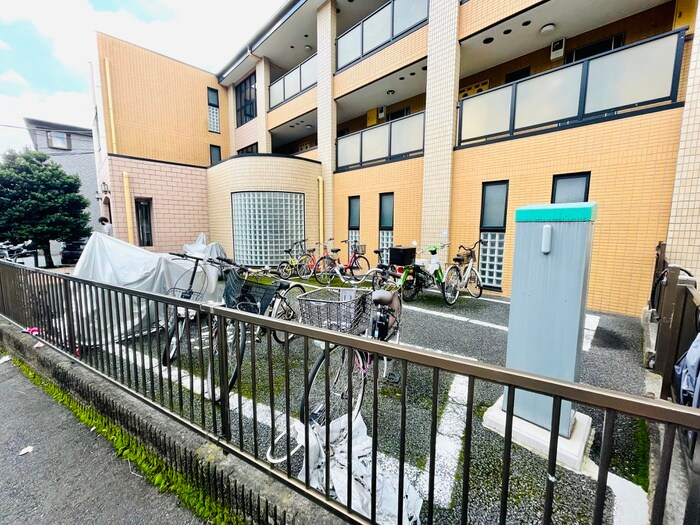 物件外観写真4　(駐輪場)
