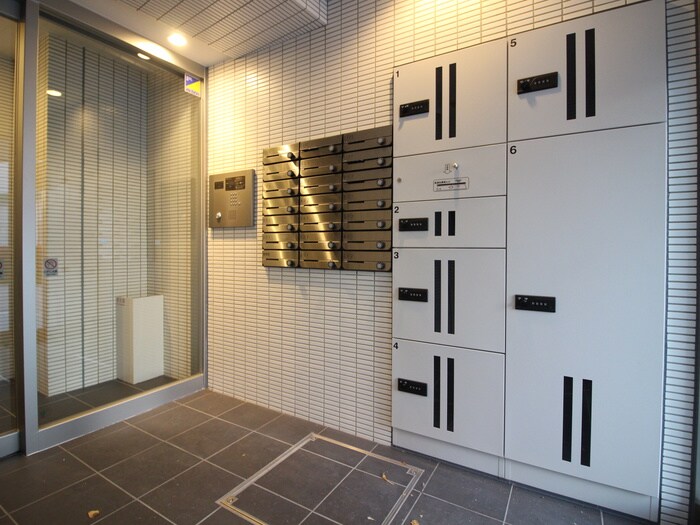 物件外観写真2　(エントランス部分)