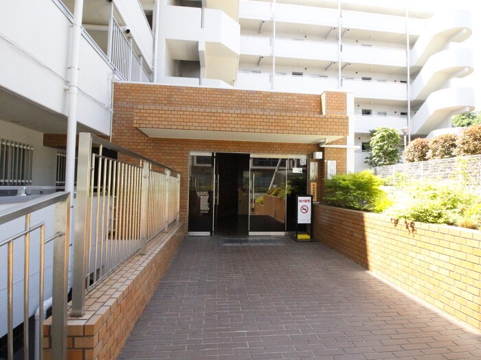 物件外観写真6　(エントランス部分)