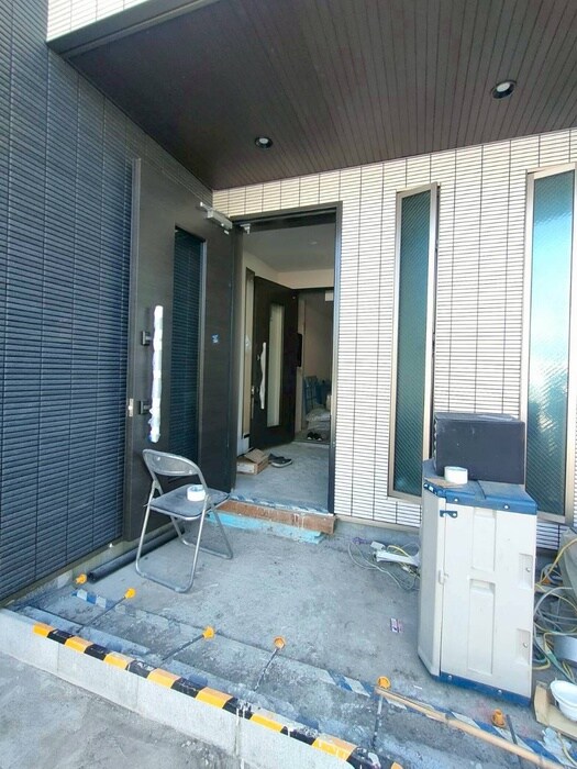 物件外観写真4　(エントランス部分)