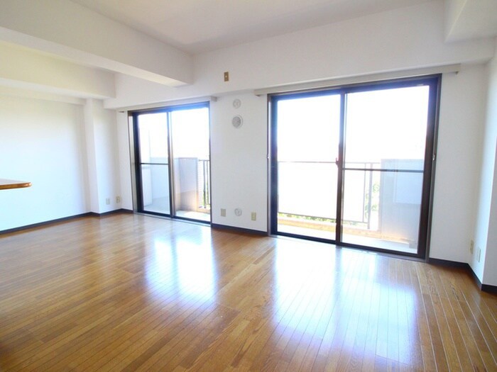 物件内観写真8　(室内からの展望)