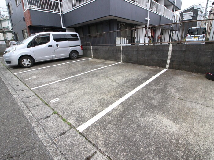 物件外観写真3　(駐車場)