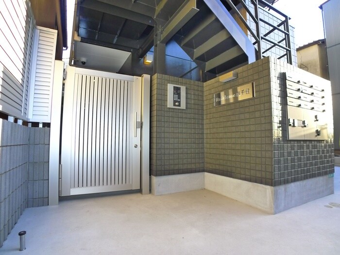 物件外観写真3　(エントランス部分)