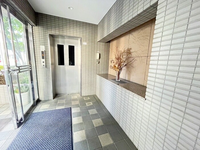 物件外観写真3　(エントランス部分)