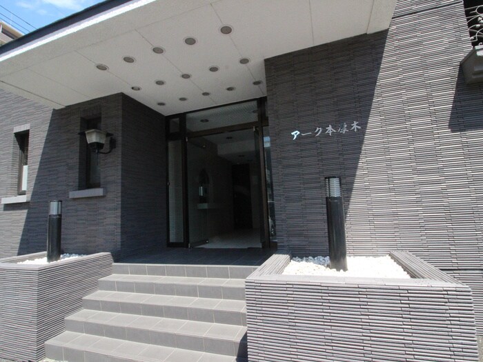 物件外観写真5　(エントランス部分)