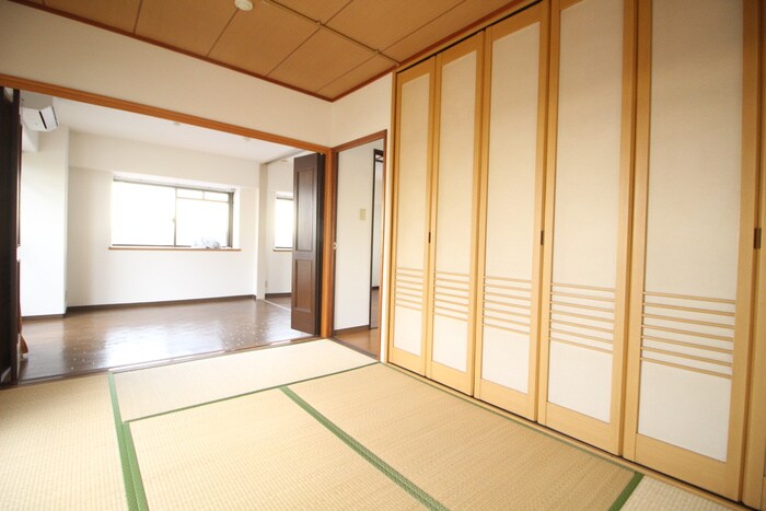 鳴島ビルの居室