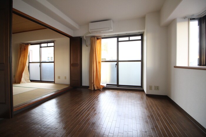 鳴島ビルの居室