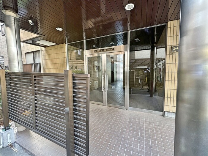 物件外観写真3　(エントランス部分)