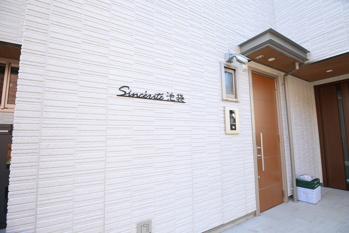 物件外観写真4　(エントランス部分)