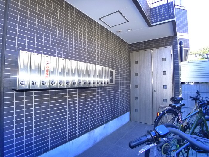 物件外観写真5　(エントランス部分)