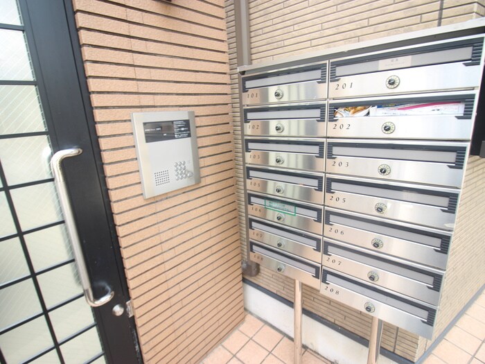 物件外観写真6　(エントランス部分)