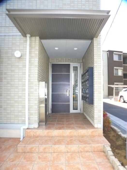 物件外観写真3　(エントランス部分)