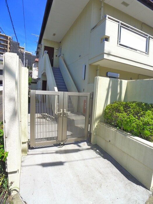 物件外観写真2　(エントランス部分)