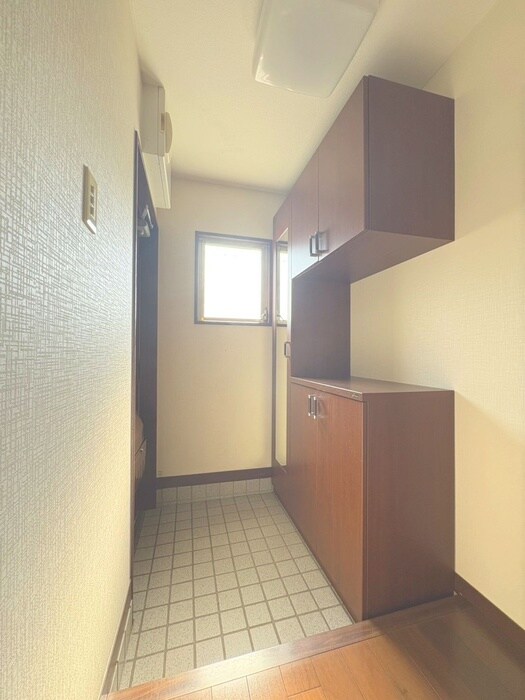 物件内観写真16　(玄関)