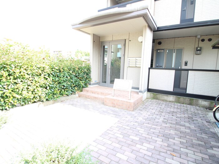 物件外観写真2　(エントランス部分)