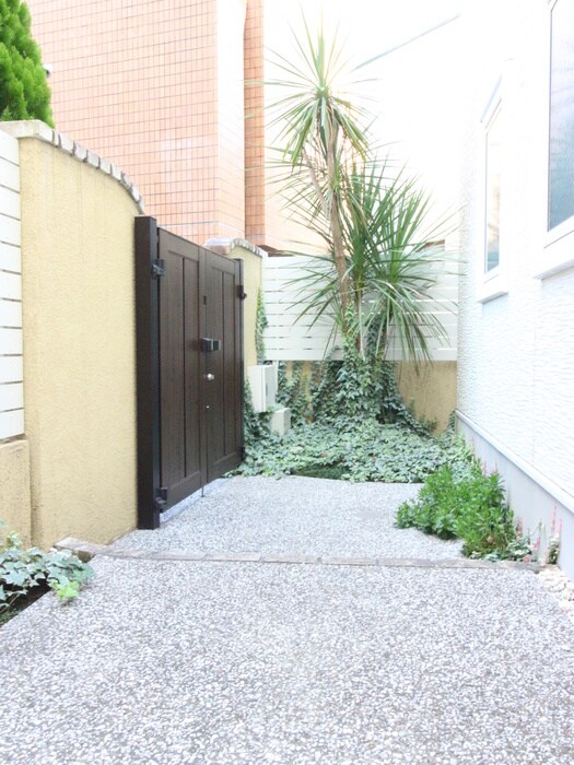 物件外観写真5　(エントランス部分)