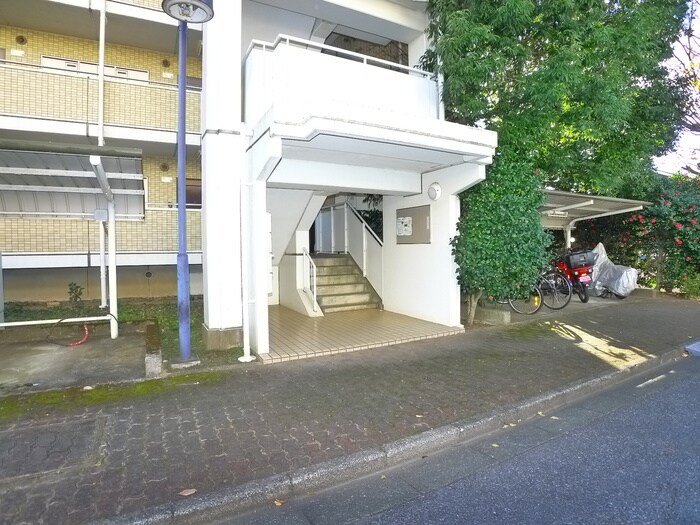 物件外観写真3　(エントランス部分)