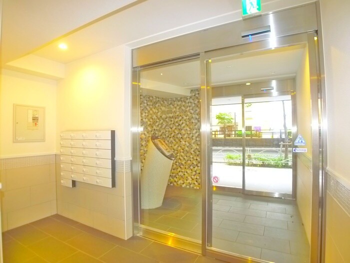 物件外観写真6　(エントランス部分)