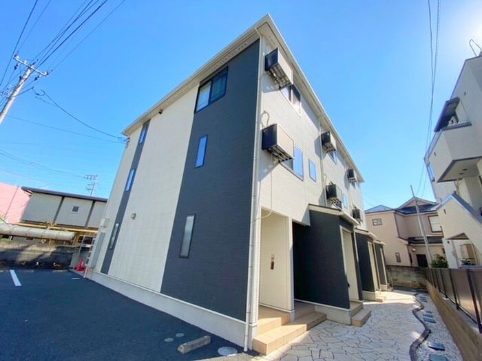 物件外観写真2　(エントランス部分)