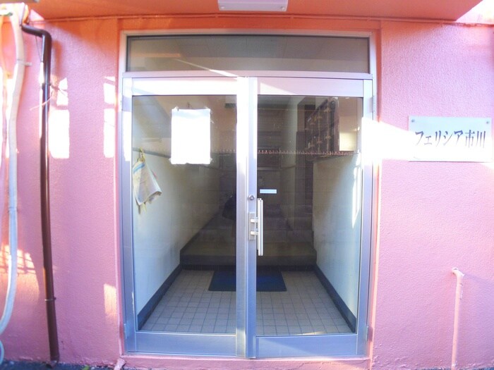 物件外観写真3　(エントランス部分)