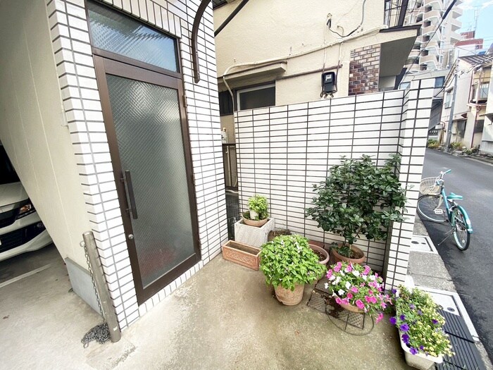 物件外観写真4　(エントランス部分)