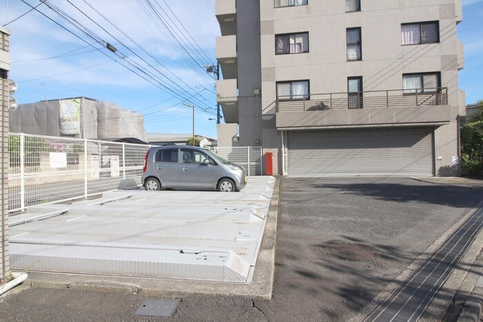 物件外観写真5　(駐車場)