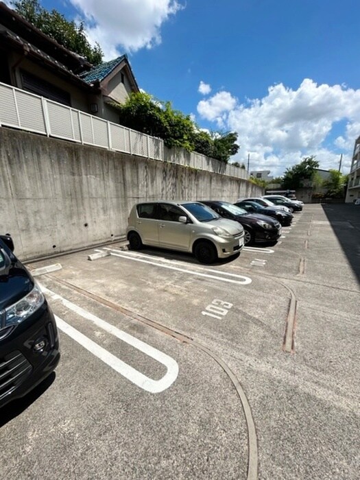 物件外観写真3　(駐車場)