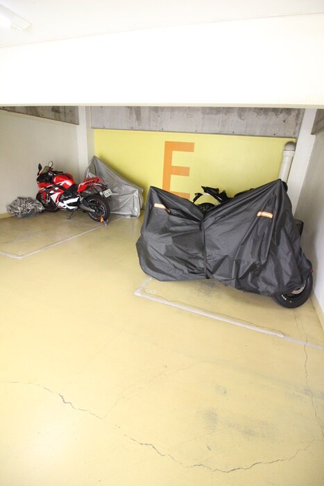 物件外観写真4　(バイク置き場)