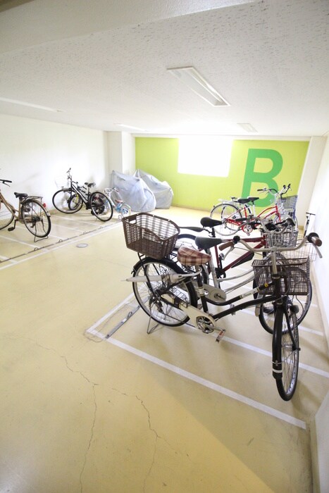 物件外観写真5　(駐輪場)