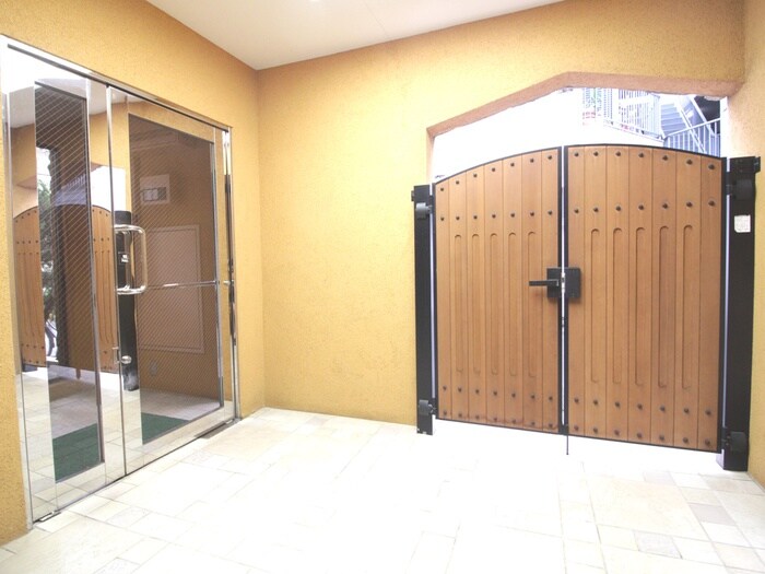 物件外観写真3　(エントランス部分)