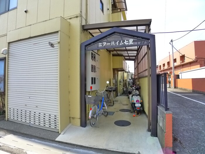 物件外観写真2　(エントランス部分)