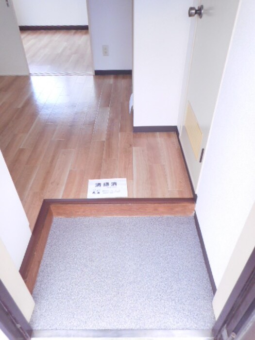 物件内観写真4　(玄関)