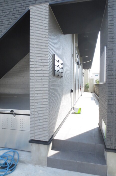 物件外観写真4　(エントランス部分)